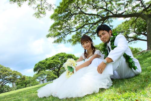 結婚したことが分かったタレントの庄子知美（左）と荷川取大さん。ハワイで挙式したときのツーショット。２人はフジテレビのバラエティー番組「あいのり」で知り合った