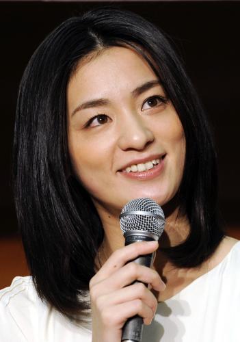 連続テレビ小説「カーネーション」のヒロイン発表記者会見で、笑顔を見せる尾野真千子