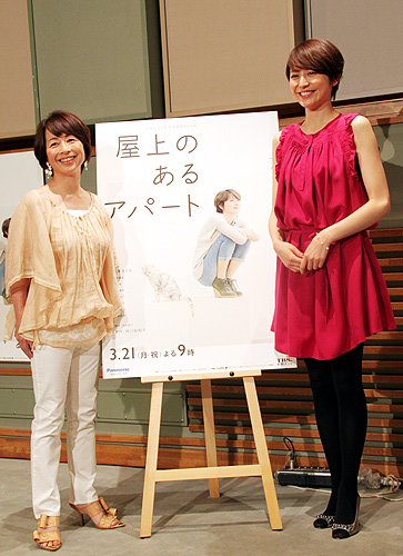 ドラマスペシャル「屋上のあるアパート」に出演する長澤まさみと原作者の阿川佐和子（左）