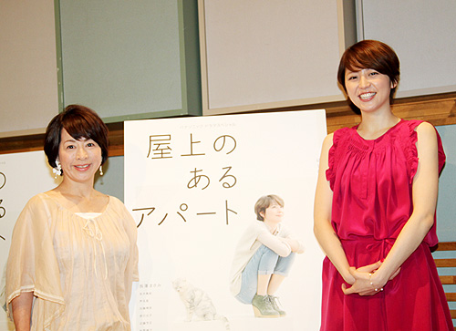 ドラマスペシャル「屋上のあるアパート」に出演する長澤まさみと原作者の阿川佐和子（左）