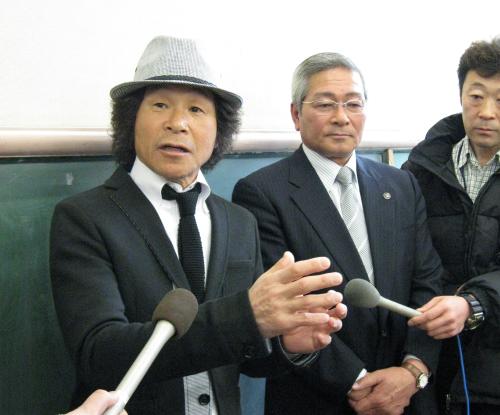 会見で東日本大震災の被災者へエールを送る間寛平（左）。中央は高知県宿毛市の中西清二市長