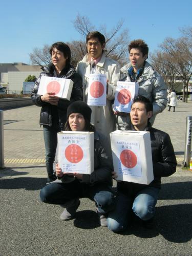 募金を呼びかけた（前列左から）狩野英孝、マギー審司。（後列左から）佐藤弘道、ゆうたろう、池谷直樹