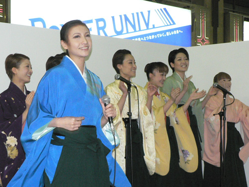 大空祐飛（右から２人目）ら宝塚歌劇団宙組のタカラジェンヌが、東日本大震災の復興を願って「上を向いて歩こう」を合唱