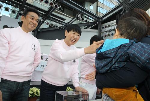 募金してくれた親子に笑顔で応える（左から）渡辺正行と和田アキ子
