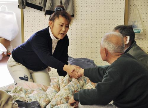岩手県山田町の避難所を訪問し、被災者と握手をする山田邦子（左）