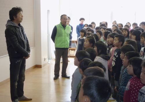 母校の女川第一小学校を訪問し、児童と一緒に校歌を歌う中村雅俊