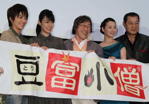 笑顔でフォトセッションにン臨む（左から）小池徹平、深田恭子、武田鉄矢、壇れい、松平健