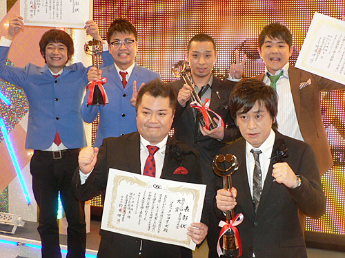 上方漫才大賞を受賞したブラックマヨネーズ（前列）と（後列左から）新人賞の銀シャリ、奨励賞の千鳥