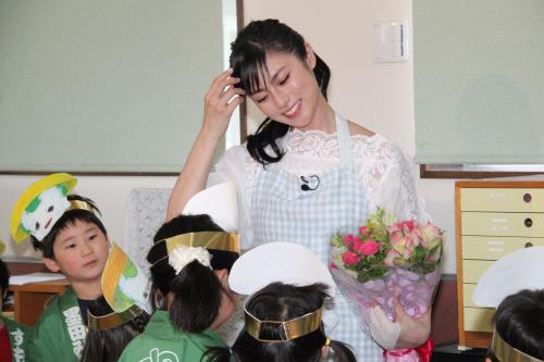 「豆富小僧」紙芝居読み聞かせイベントで園児たちから花束を受け取る深田恭子