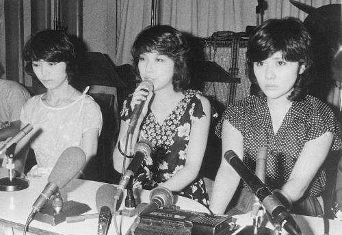 記者会見で解散について語るキャンディーズ。（右から）スーの田中好子さん、ランの伊藤蘭さん、ミキの藤村美樹さん＝１９７７年７月、東京・銀座