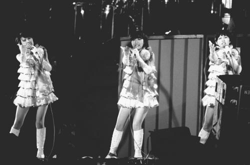 サヨナラ公演のキャンディーズ。（右から）スーの田中好子さん、ランの伊藤蘭さん、ミキの藤村美樹さん＝１９７８年４月４日、東京・後楽園球場
