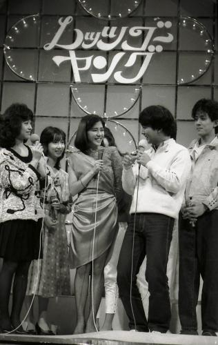 １９８４年、ＮＨＫ「レッツゴーヤング」に出演した田中好子さん（中央）　