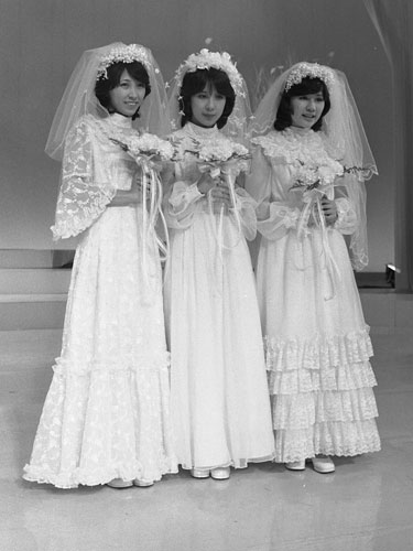 ７８年１月３０日、ＮＨＫ「レッツゴーヤング」でウエディングドレス姿を披露するキャンディーズ。（左から）藤村美樹さん、伊藤蘭、田中好子さん