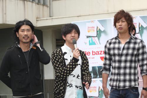 「スマイルバザール」記者発表に登場したパンサーの（左から）菅良太郎、向井慧、尾形貴弘