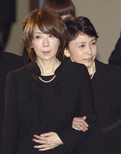 田中好子さんの通夜の会場に入る、伊藤蘭（左）と藤村（現・尾身）美樹さん