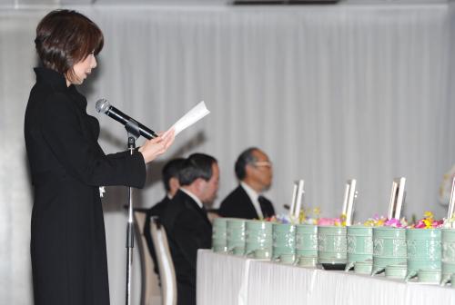 田中好子さんの遺影の前で弔辞を読む伊藤蘭