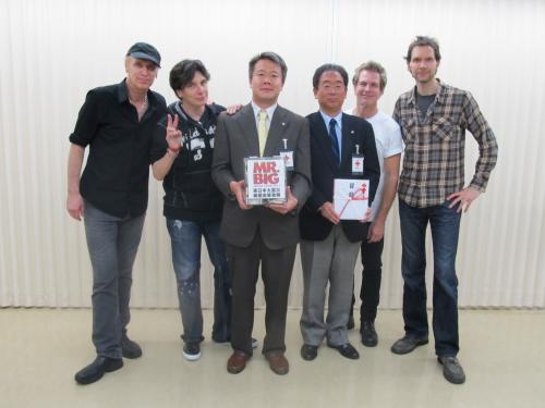 ＭＲ．ＢＩＧ日本ツアー最終公演で義援金を日本赤十字社へ手渡したビリー・シーン（左）、エリック・マーティン（左から２人目）、パット・トーピー（右から２人目）、ポール・ギルバート（右）