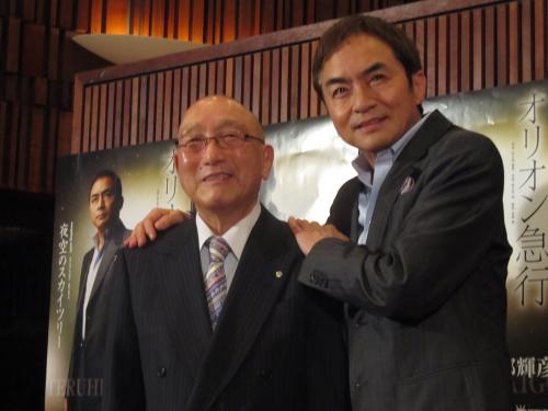 笑顔を見せる西郷輝彦（右）と相澤秀禎会長
