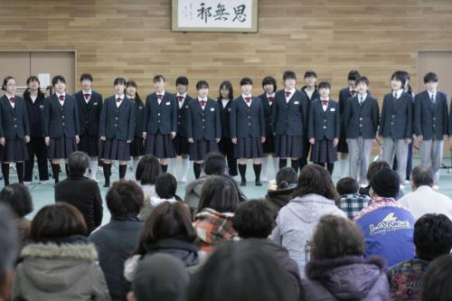 校内に避難した被災者を前に「あすという日が」を合唱した八軒中学吹奏楽・合唱部の生徒たち