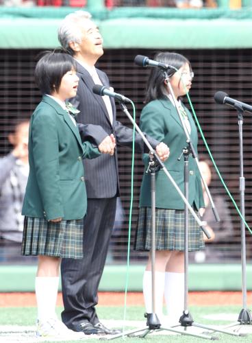試合前セレモニーで国歌斉唱する（左から）佐藤琴美さん’、さとう宗幸、今野靖子さん
