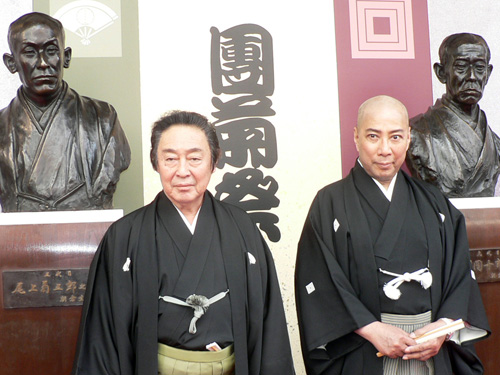 ５代目菊五郎と９代目団十郎の胸像の前であいさつする７代目尾上菊五郎（左）と１２代目市川団十郎