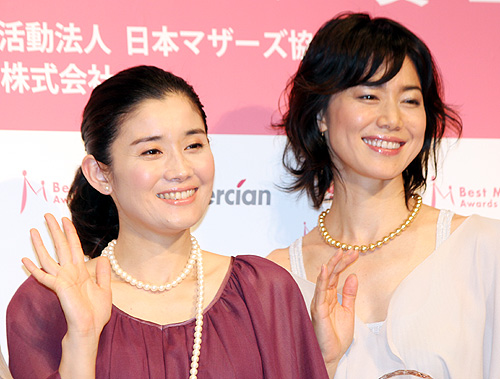 「第４回ベストマザー賞」授賞式に登場した石田ひかり（左）と今井美樹