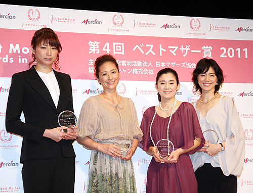 「第４回ベストマザー賞」授賞式に登場した（左から）山本愛、清原亜希、石田ひかり、今井美樹
