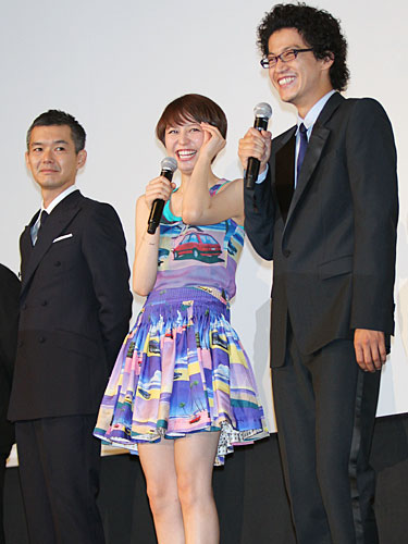 映画「岳」舞台あいさつで、笑顔の長澤まさみ（中央）と小栗旬（右）　左は渡部篤郎