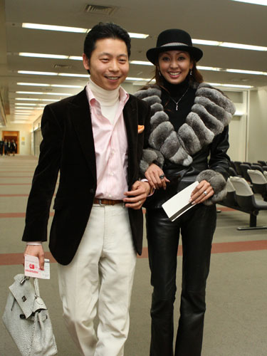 ２００８年１月、新婚旅行に出発する西村拓郎氏（左）と神田うの