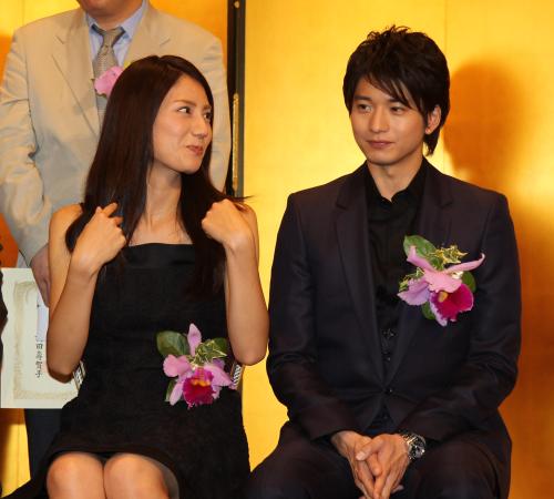 第１９回　橋田賞授賞式。記念写真の撮影で並んで座る松下奈緒（左）と向井理