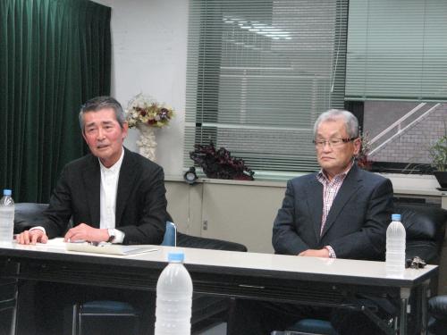 石原プロモーションの社長辞任について語る渡哲也（左）と一線を退く小林正彦専務