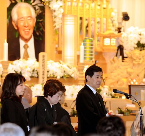 東映の岡田茂名誉会長の告別式で、弔問客にあいさつする、右から岡田裕介社長、岡田彰子夫人、高木美也子さん