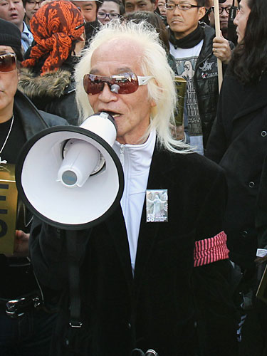 ３月、渋谷で東日本大震災への募金支援を呼びかける内田裕也容疑者