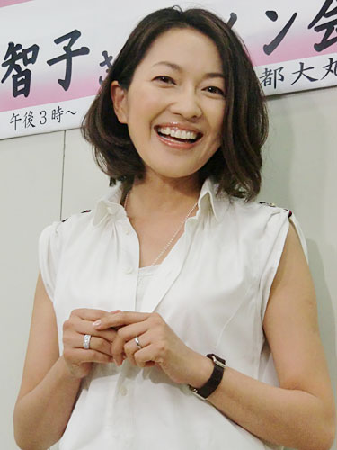 会見で笑顔を見せる羽田美智子。左手薬指には結婚指輪が光る
