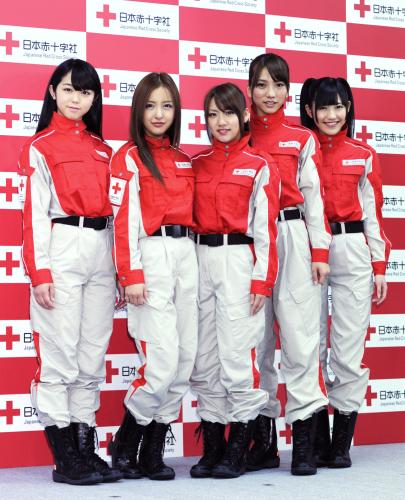 日本赤十字社のオフィシャルメッセンジャーに起用されたＡＫＢ48の高橋みなみ（中央）ら
