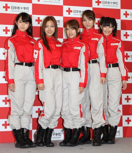 日本赤十字の制服姿をビシッと決めたＡＫＢ４８の（左から）峯岸みなみ、板野友美、高橋みなみ、高城亜樹、渡辺麻友