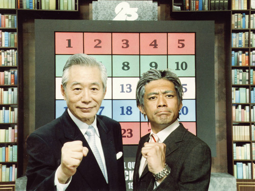 ０６年の「アタック２５タレント大会」で、児玉清さん（左）とダブル「アタックチャ～ンス！」を披露する博多華丸