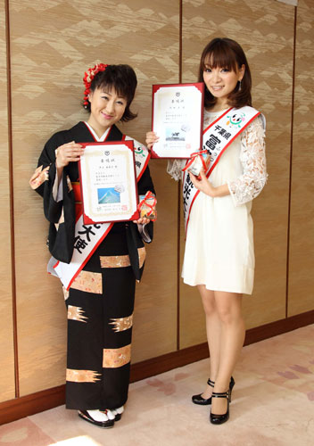 富津市観光大使に任命された井上由美子（左）と保田圭