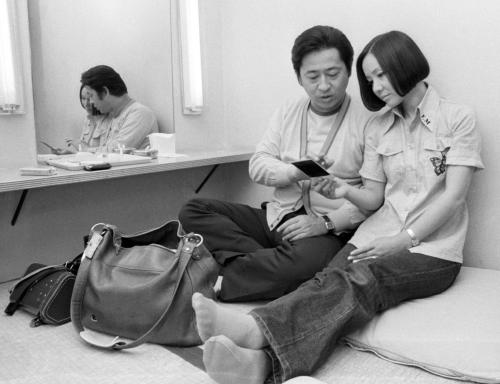 １９７５年５月、テレビ局の楽屋で南田洋子さん（右）とくつろぐ長門裕之さん