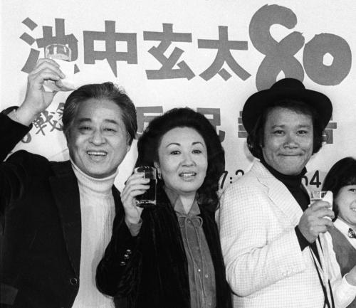 １９８２年２月、「池中玄太80キロ」のスペシャル版制作発表に出席した（左から）長門裕之さん、松尾和子さん、西田敏行さん