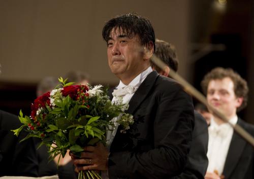 20日、ベルリン・フィルハーモニー管弦楽団を指揮したコンサートを終え、花束を手にする佐渡裕さん