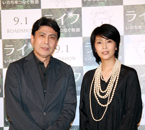 「ライフ―いのちをつなぐ物語―」日本語版ナレーションの公開収録に登場した松本幸四郎（左）と松たか子親子