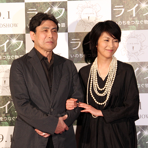 「ライフ―いのちをつなぐ物語―」日本語版ナレーションの公開収録に登場した松本幸四郎（左）と松たか子親子