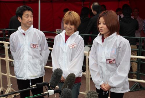 囲み取材に答える（左から）ＫＡＮ、中沢裕子、松浦亜弥