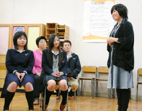 福島県飯舘村を訪れ、地元の高校生と交流する歌手の沢田知可子（右）