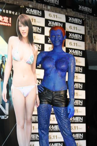 「Ｘ－ＭＥＮファースト・ジェネレーション」お披露目イベントで、全身ブルーの特殊メイクを施した原幹恵。メイク前のパネルと比べるとまるで別人