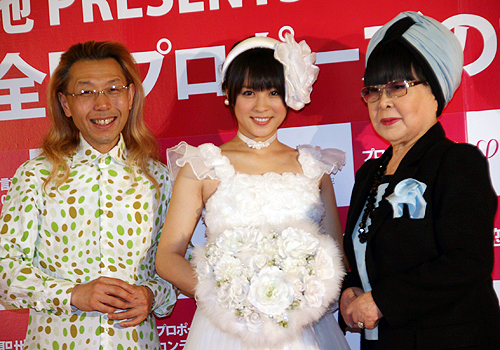 初のウェディングドレス姿を披露した（左から）假屋崎省吾、北乃きい、桂由美