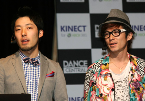 「Ｄａｎｃｅ　Ｃｅｎｔｒａｌ」発売記念イベントに登場したオリエンタルラジオの中田敦彦（左）と藤森慎吾