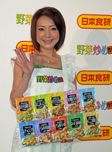 日本食研のイベントにゲスト出演した西川史子は「野菜炒め作り」を手に笑顔でポーズ