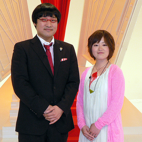 山里亮太（左）は、２９日に「フルサト」でＣＤデビューする吉田このみをベタぼめ